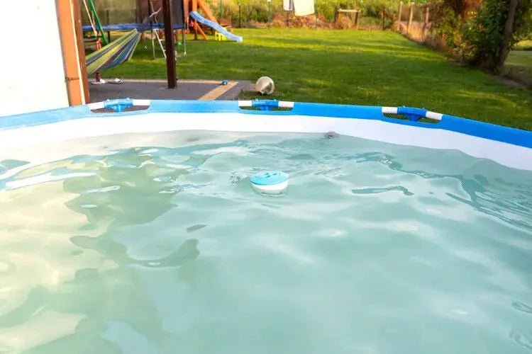 Troebel zwembadwater? Zo herstel je het met vlokmiddel en de juiste skimmerroutine - Buitiqo