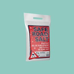Zak strooizout van het merk SafeRoadSalt met een inhoud van 10 kilo op een groene achtergrond