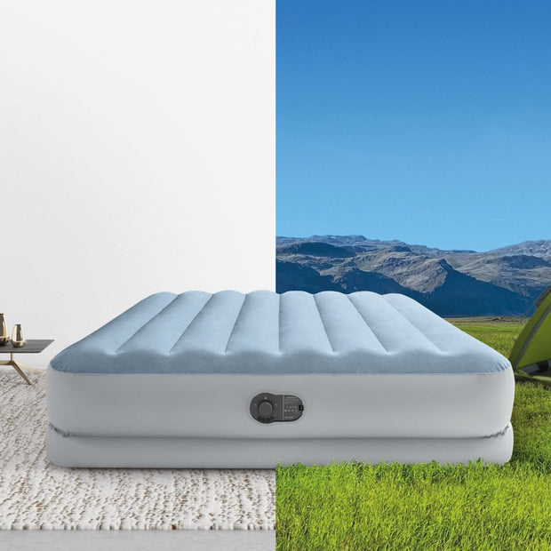 Intex opblaasbaar luchtbed met ingebouwde elektrische pomp, weergegeven in twee settings: links in een moderne woonkamer, rechts buiten in de natuur met tent en bergen op de achtergrond