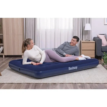 Stel ontspant op het blauwe Bestway eenpersoons luchtbed 188 x 99 cm