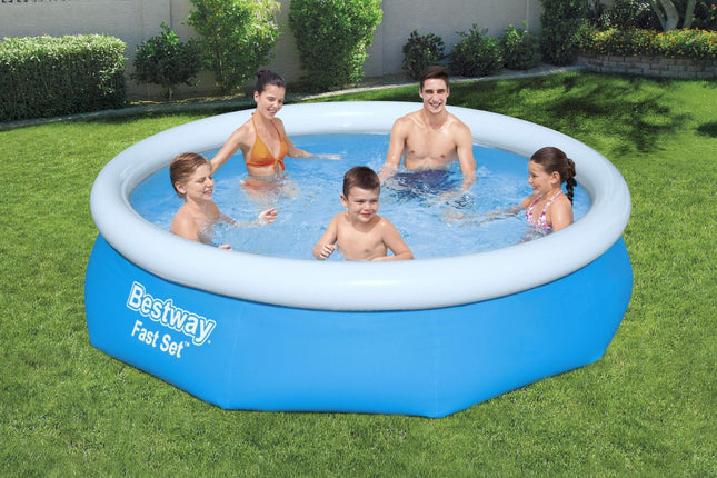 Gezin speelt in het Bestway Fast Set zwembad 366 cm in de tuin