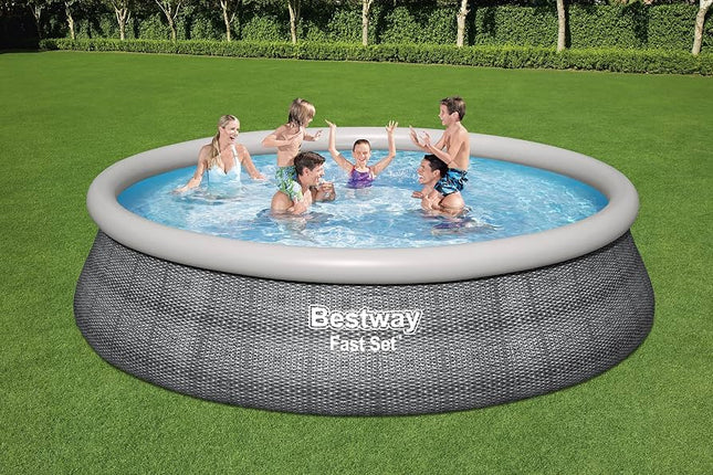 Gezin speelt in het Bestway Fast Set zwembad met rattanprint in de tuin
