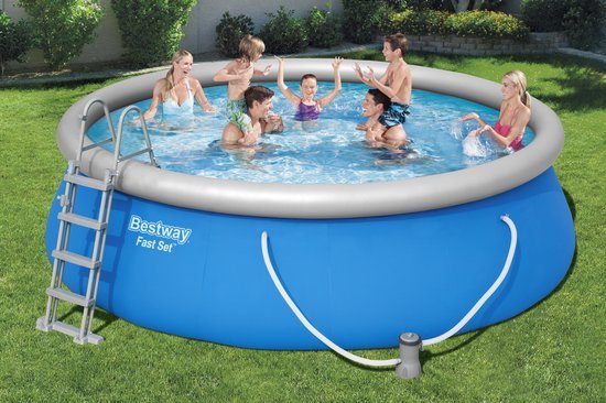 Gezin speelt in het Bestway Fast Set zwembad 457 x 122 cm in de tuin