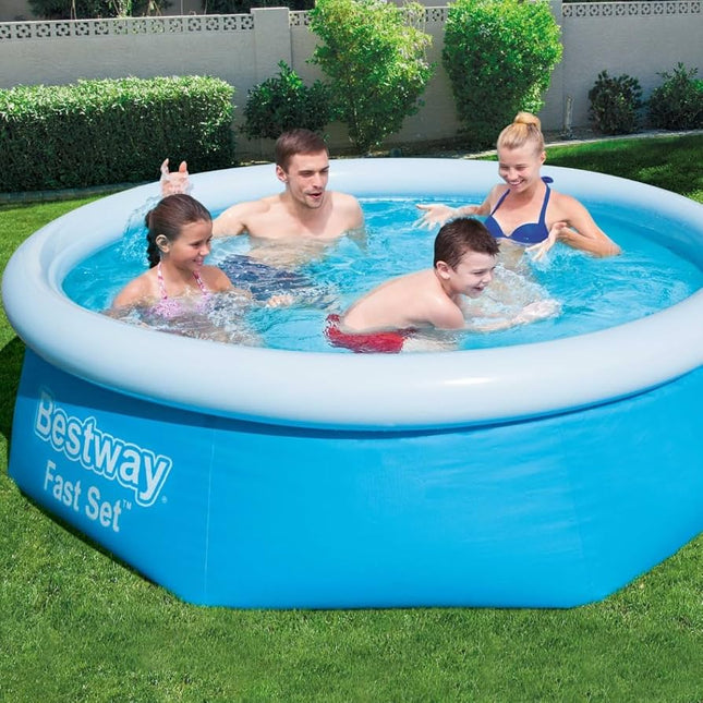 Gezin zwemt in een Bestway Fast Set zwembad in de tuin