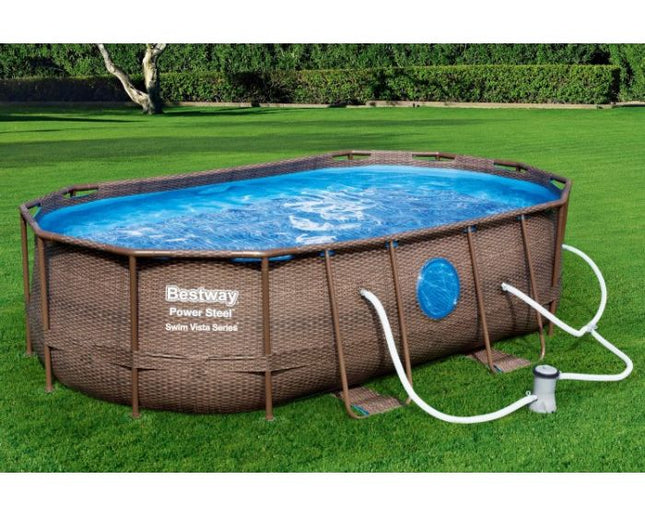 Bestway Flowclear filterpomp aangesloten op een ovaal zwembad in de tuin