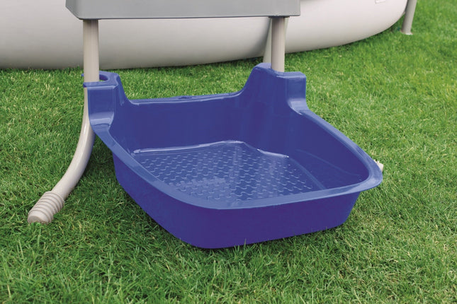 Bestway Flowclear voetenbad onder de zwembadtrap op het gras