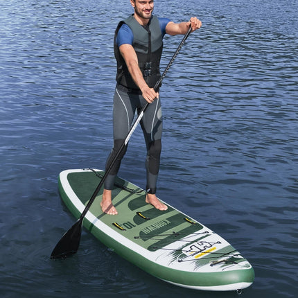 Man peddelt staand op groene Kahawai sup board