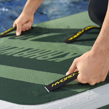 Man houdt handgrepen op de Kahawai sup board vast