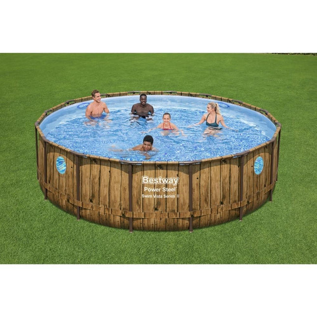 Mensen zwemmen in het Bestway Swim Vista zwembad met houtprint in de tuin