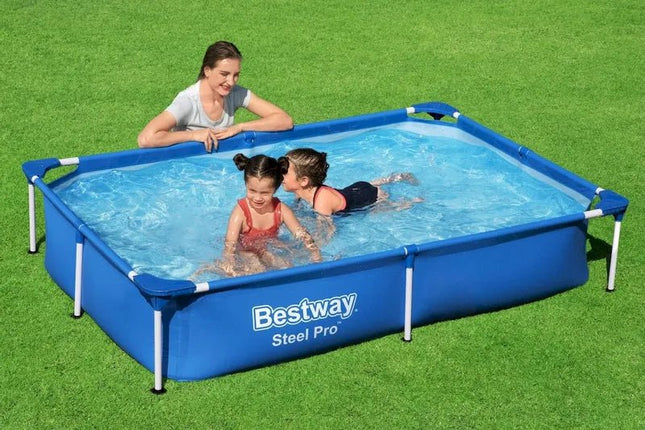 Moeder en kinderen in het Bestway Steel Pro zwembad op het gras