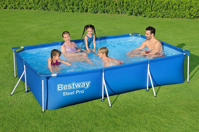 Gezin speelt in het Bestway Steel Pro zwembad 300 x 201 cm in de tuin