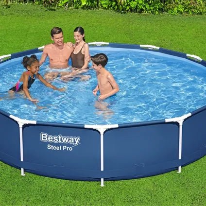 Gezin speelt in een rond Bestway Steel Pro zwembad in de tuin
