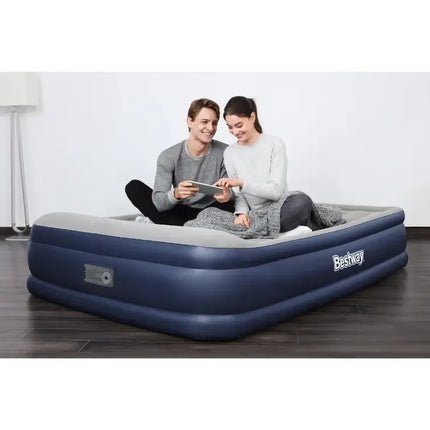 Stel zit op het Bestway TriTech luchtbed 46 cm met versterkte rand