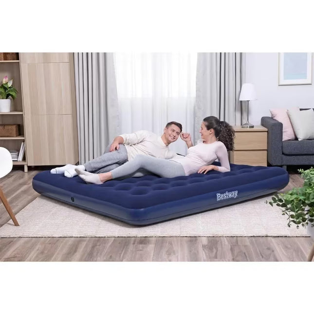 Stel ontspant op een blauw Bestway tweepersoons luchtbed in de woonkamer
