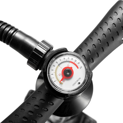 Close-up van de drukmeter op de Buitiqo handpomp
