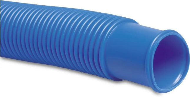 Close-up van het uiteinde van de blauwe Buitiqo zwembadslang