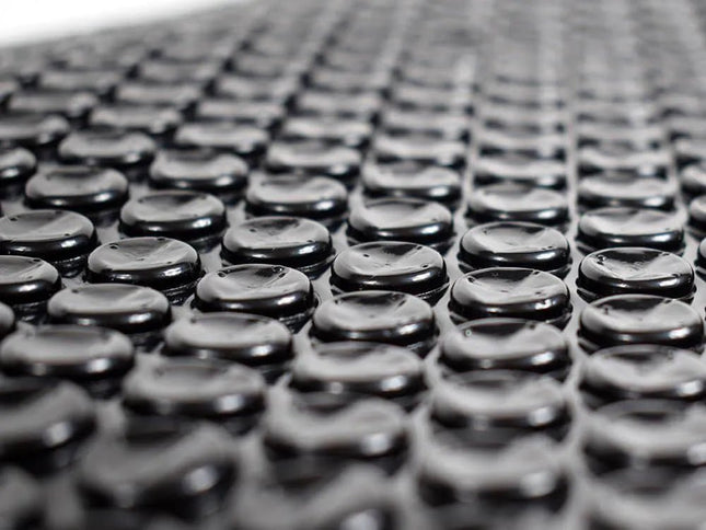 Close-up van de noppen van het zwarte Comfortpool Pro solarzeil
