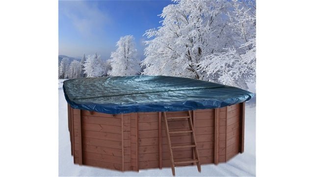 Interline winterafdekking op een houten zwembad in de sneeuw