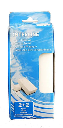 Een blauwe kartonnen doos van vier witte Interline schuursponzen