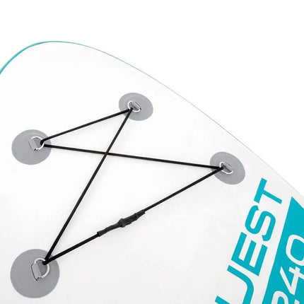 Close-up van de Intex AquaQuest 320 SUP-set, een opblaasbaar paddleboard met Drop Stitch-technologie, zwarte bungee-koorden en blauwe tekst QUEST 10 4.0 op het witte dek: ideaal voor avontuurlijk peddelen.