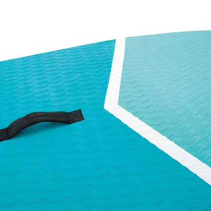 Close-up van een blauw oppervlak met textuur, een zwarte handgreep en witte strepen. Waarschijnlijk onderdeel van de Intex AquaQuest 320 SUP-set van Intex.