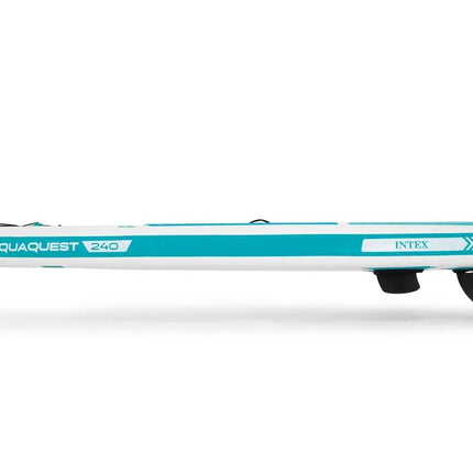 Zijaanzicht van de Intex AquaQuest 320 SUP-set van Intex, een opblaasbaar stand-up paddleboard in aqua blauw en wit, met Drop Stitch-technologie en twee vinnen aan de onderkant.