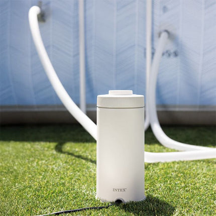 Witte Intex cartridgefilterpomp 2271 l/uur op het gras naast een zwembad