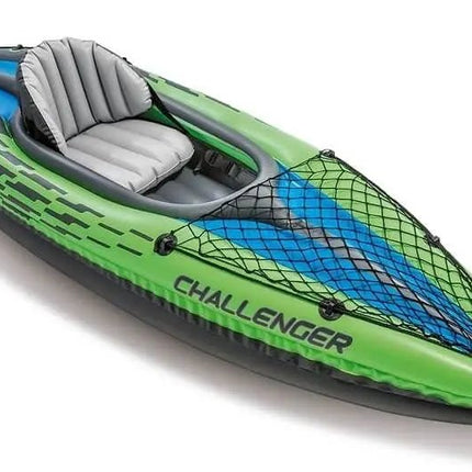 Een groene opblaasbare Intex Challenger K1 kayak