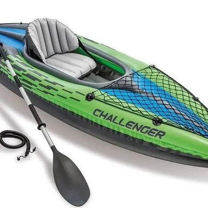 Een groene opblaasbare Intex Challenger K1 kayak met een zwarte peddel en een zwarte handpomp