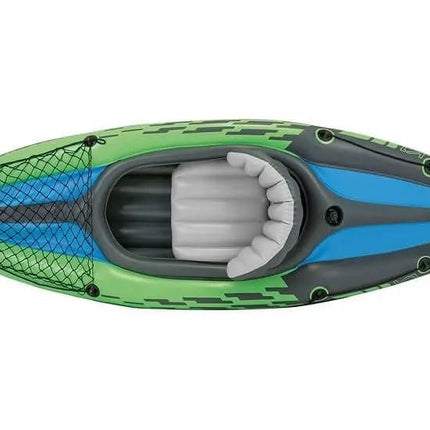 Een groene opblaasbare Intex Challenger K1 kayak van bovenaf