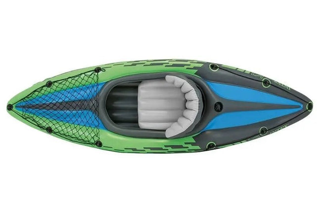 Een groene opblaasbare Intex Challenger K1 kayak van bovenaf
