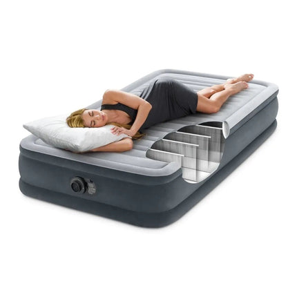 Doorsnede van het Intex Mid-Rise eenpersoons luchtbed met vrouw