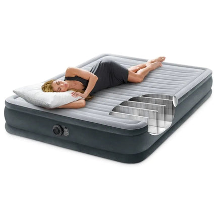 Doorsnede van het Intex Mid-Rise tweepersoons luchtbed met vrouw