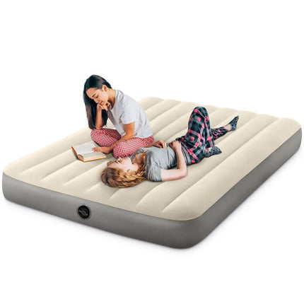 Twee meisjes op het Intex Deluxe twijfelaar luchtbed