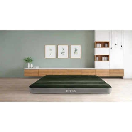 Groen Intex Downy luchtbed in de woonkamer