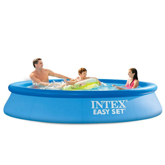 Gezin speelt in het Intex Easy Set zwembad met filterpomp