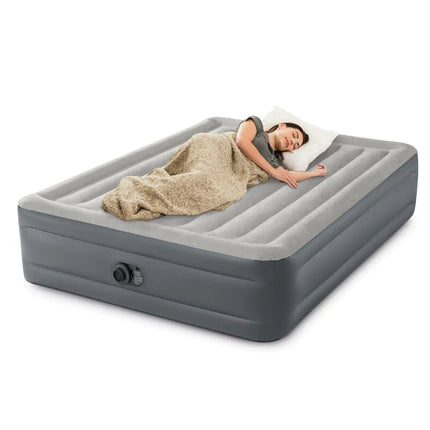 Vrouw slaapt op het Intex Essential Rest luchtbed