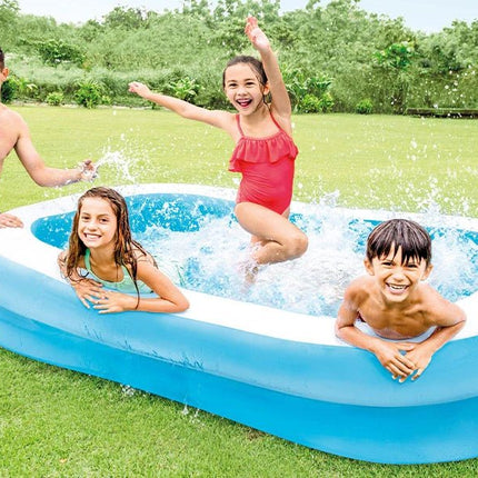 Gezin speelt in het Intex Family Pool opblaaszwembad in de tuin