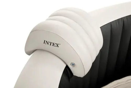 Intex hoofdsteun op de rand van een donkere opblaasbare spa