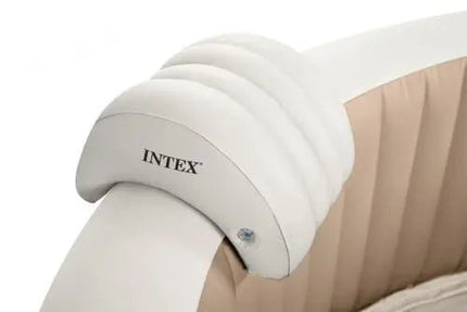 Intex hoofdsteun op de rand van een beige opblaasbare spa