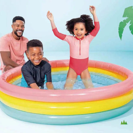 Vader en kinderen spelen in het Intex kleurrijk zwembad
