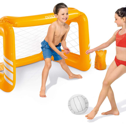 Twee kinderen spelen met het Intex opblaasbaar voetbaldoel