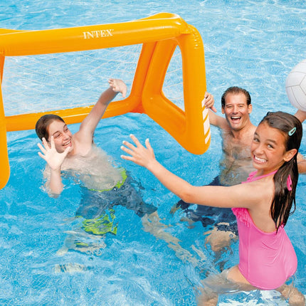 Gezin speelt waterpolo met het Intex opblaasbaar doel in het zwembad
