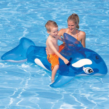 Jongen en moeder op de Intex walvis in het zwembad