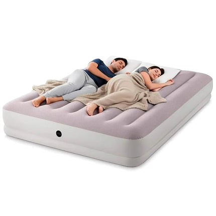 Stel slaapt op het Intex Prestige Mid-Rise tweepersoons luchtbed