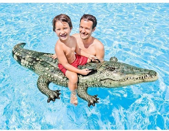 Vader en zoon op de Intex realistische krokodil in het zwembad