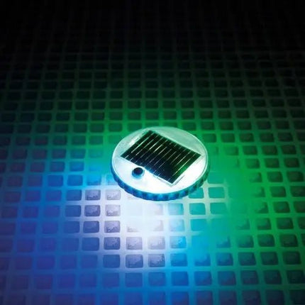 Brandend Intex solar drijflicht in het zwembad bij avond
