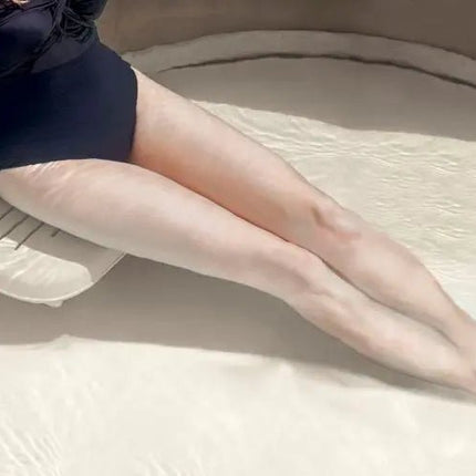 Vrouw zit in op een wit Intex spa stoeltje in een opblaasbare spa