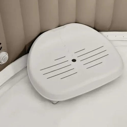 Wit Intex spa stoeltje in een lege opblaasbare spa
