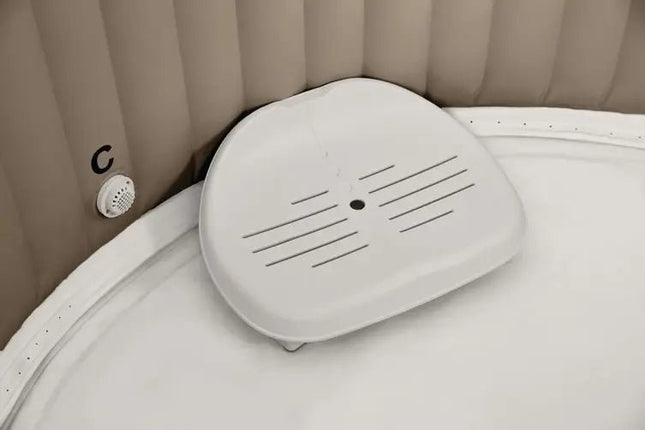 Wit Intex spa stoeltje in een lege opblaasbare spa